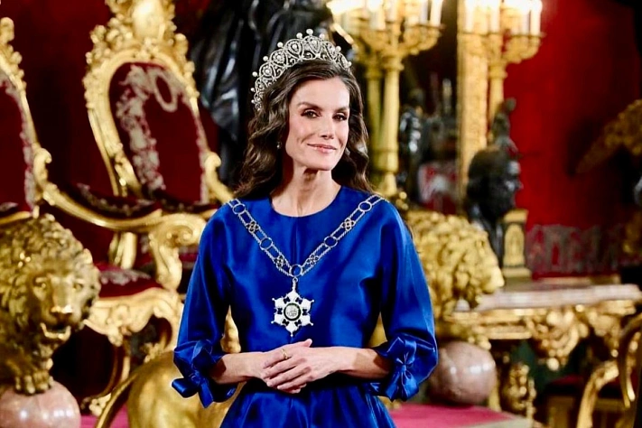 Королева Летиция в синем атласе и «русской» тиаре