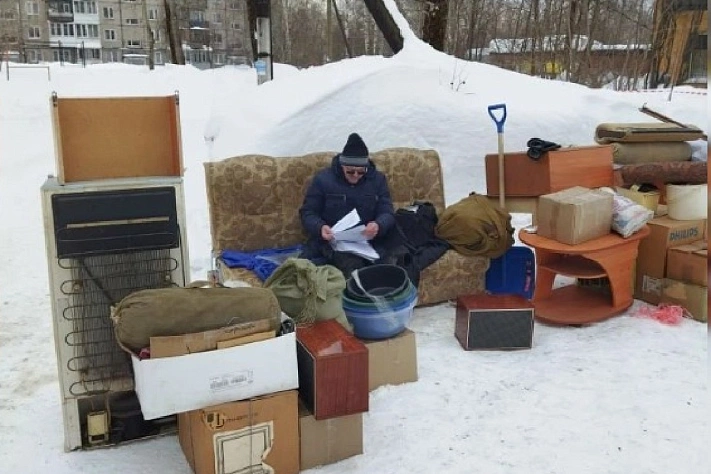 Пенсионер поселился на улице в знак протеста против сноса дома