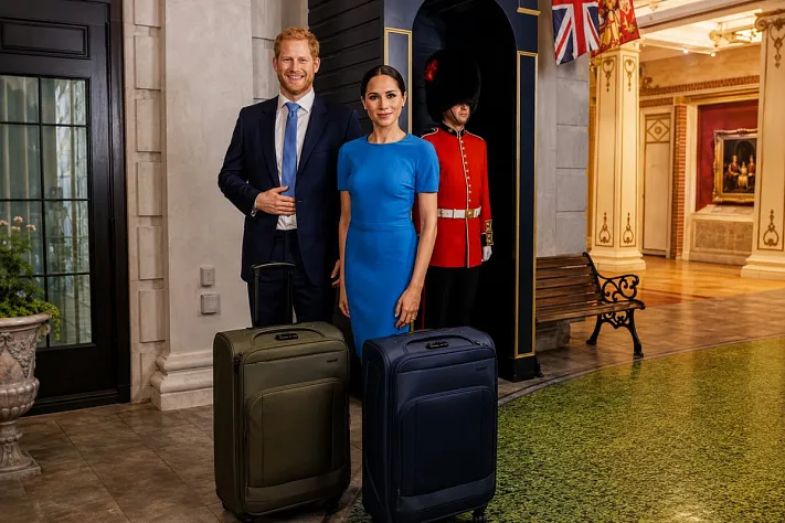 Сассекских в Madame Tussauds встретили с чемоданами