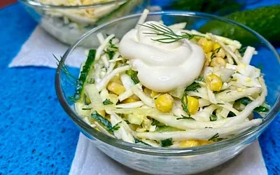 Весенний салат с капустой, яйцами и кукурузой