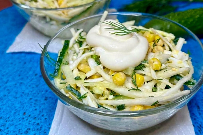 Весенний салат с капустой, яйцами и кукурузой