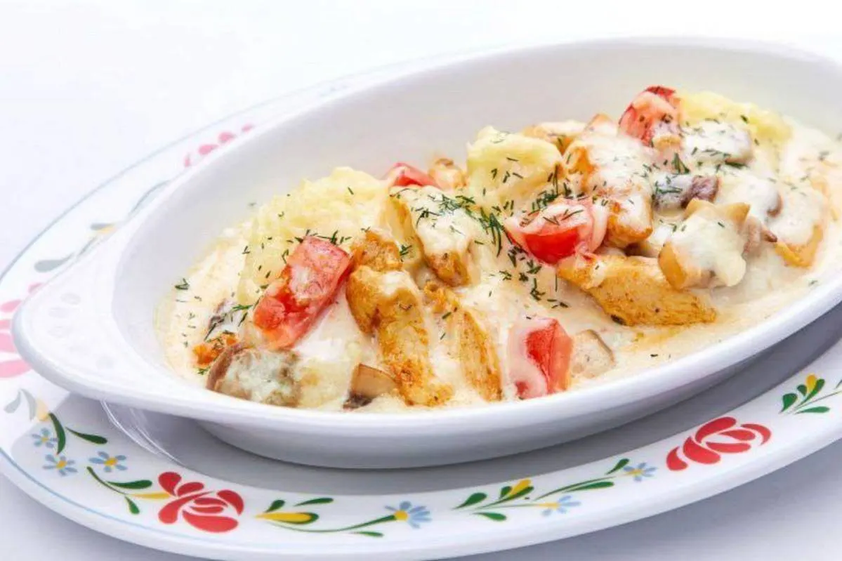 Нежное куриное филе в сливочном соусе с перцем и сыром