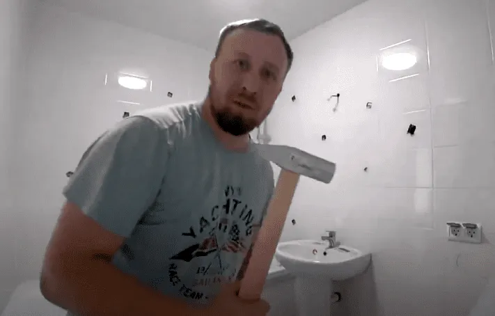 Рассерженный рабочий на камеру разнёс ванную комнату