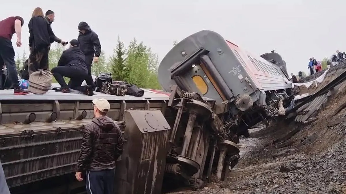 В Коми пассажирский поезд сошёл с рельсов