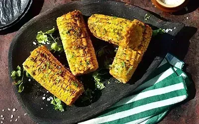 Кукуруза, запечённая с чесноком и сливочным маслом 