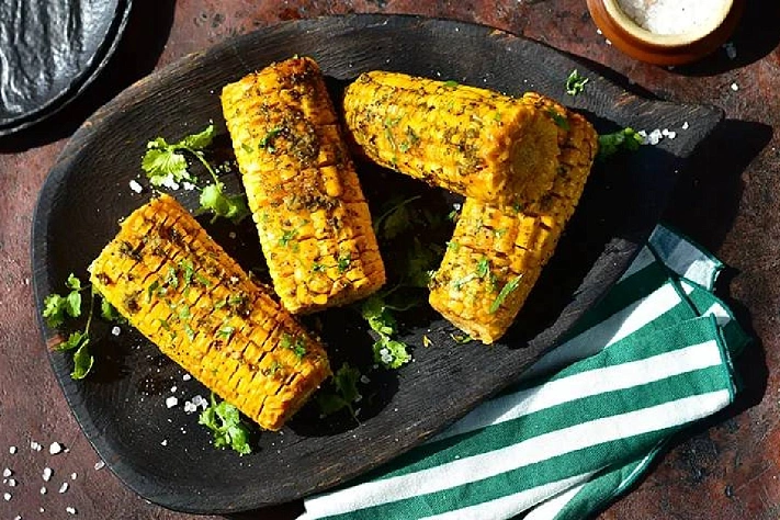 Кукуруза, запечённая с чесноком и сливочным маслом
