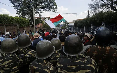 На Мадагаскаре армия переходит на сторону протестующих