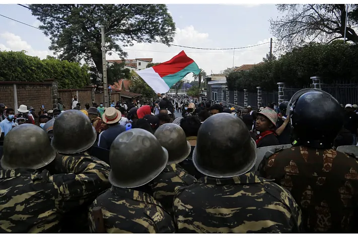 На Мадагаскаре армия переходит на сторону протестующих