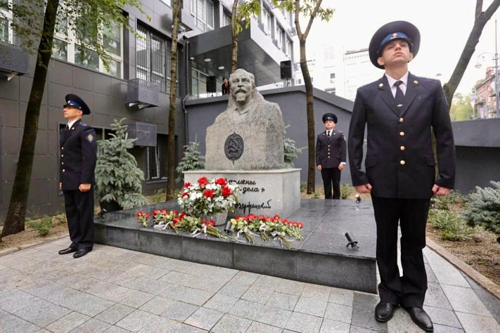 Во Владивостоке открыли памятник Феликсу Дзержинскому