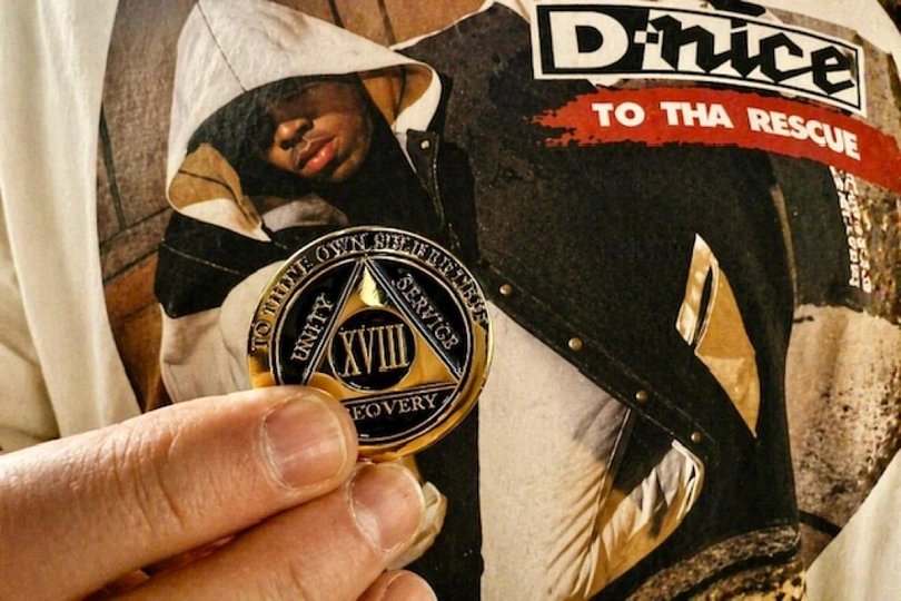 эминем показал в соцсетях необычный жетон 