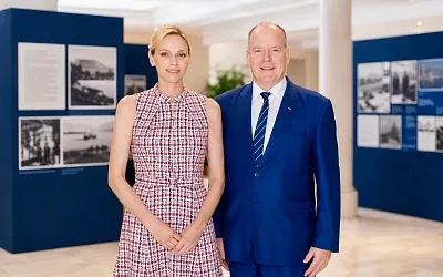 Шарлен вышла к морю в твиде