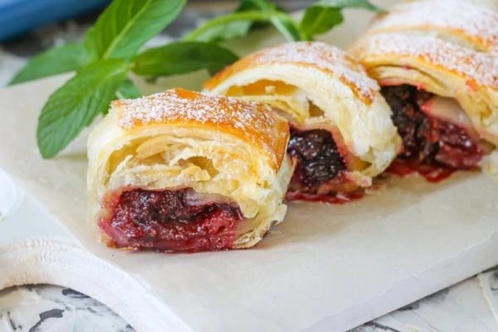 Обалденный вишнёвый штрудель за 15 минут