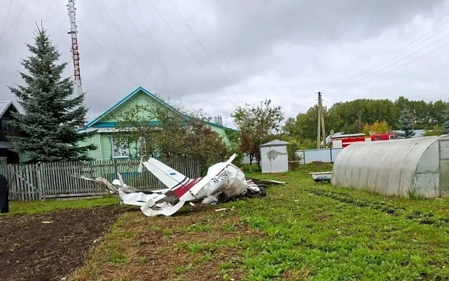 В Татарстане легкомоторный самолёт задел телевышку и упал в огороде частного дома