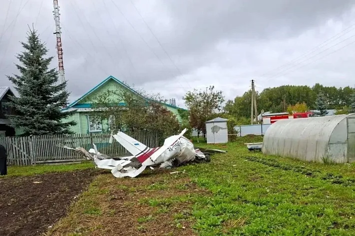 В Татарстане легкомоторный самолёт задел телевышку и упал в огороде частного дома