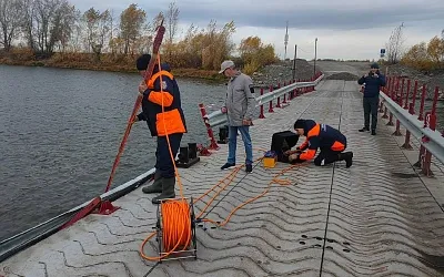 В Ачинске грузовик рухнул с моста