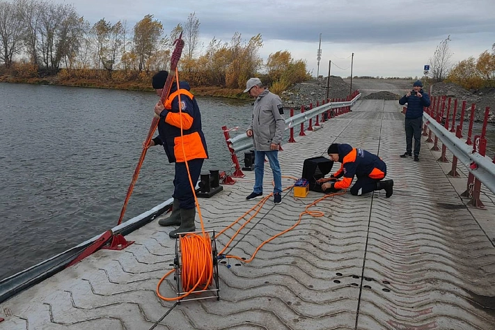 В Ачинске грузовик рухнул с моста