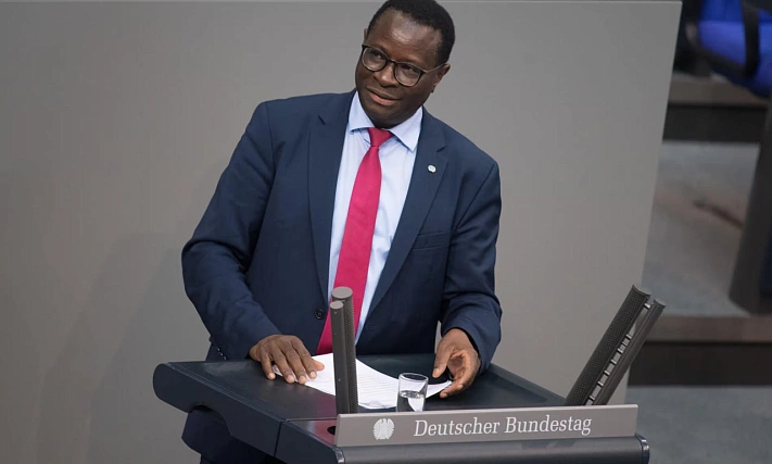 Первый чернокожий депутат Бундестага подал в отставку из-за расизма