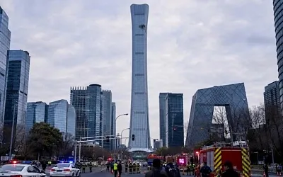 Самолёт ударил по небоскрёбу в Пекине