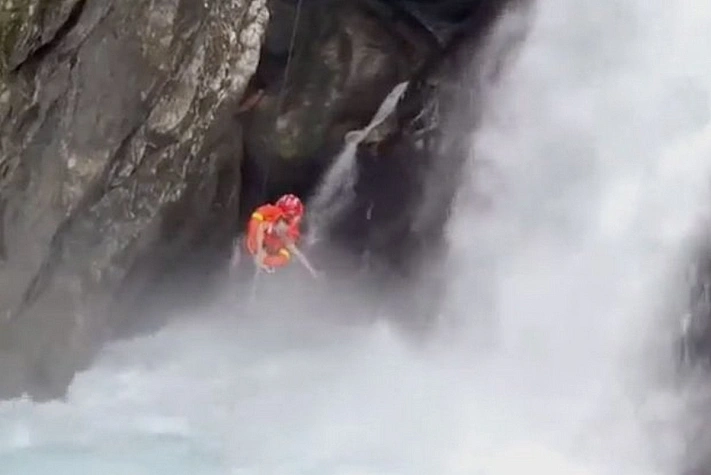 Турист из России застрял на вершине водопада во Вьетнаме