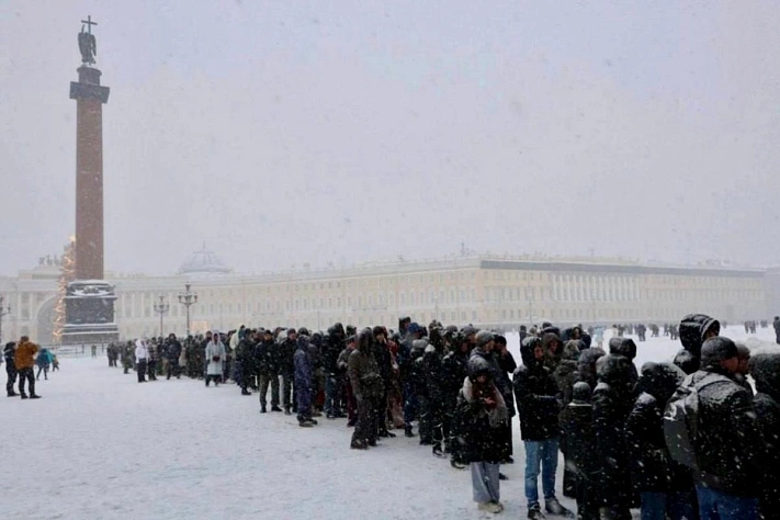 Очередь в Эрмитаж растянулась до Александровской колонны