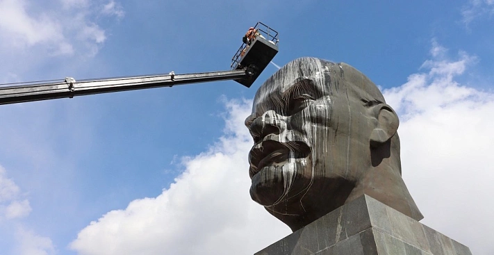 В Улан-Удэ отмыли знаменитый памятник Ленину