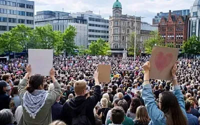 Белфаст ответил на погромы митингом против расизма