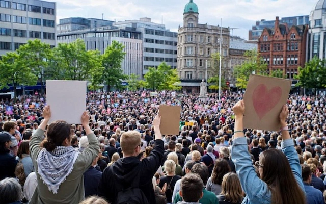 Белфаст ответил на погромы митингом против расизма