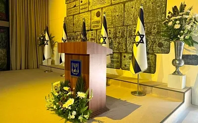 Резиденция президента Израиля подсветилась в знак солидарности с заложниками