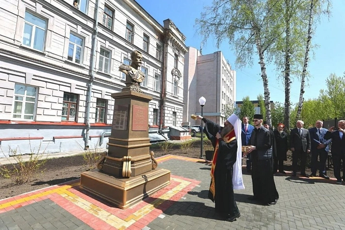 В Томске открыли памятник Николаю II