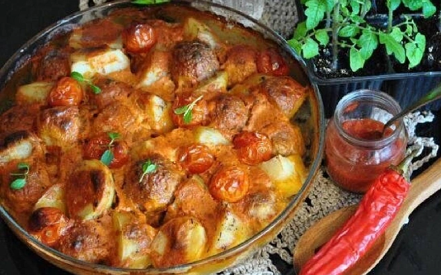 Готовим картофель с фрикадельками в томатном соусе