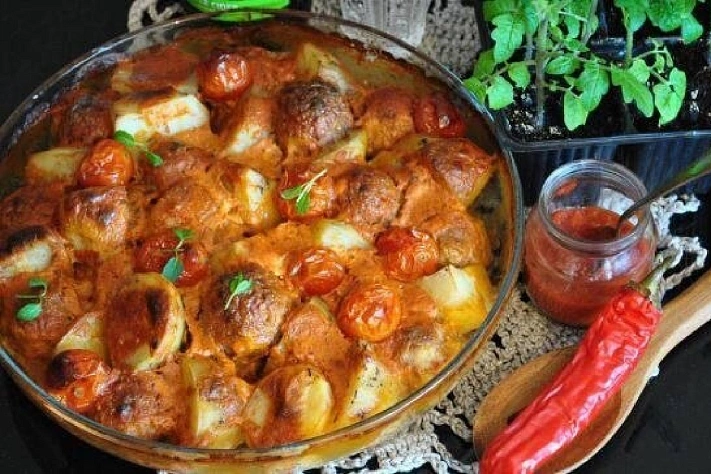 Готовим картофель с фрикадельками в томатном соусе