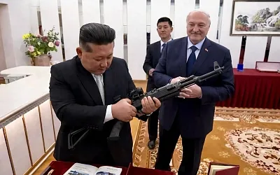 Лукашенко приехал к Киму и вручил ему автомат
