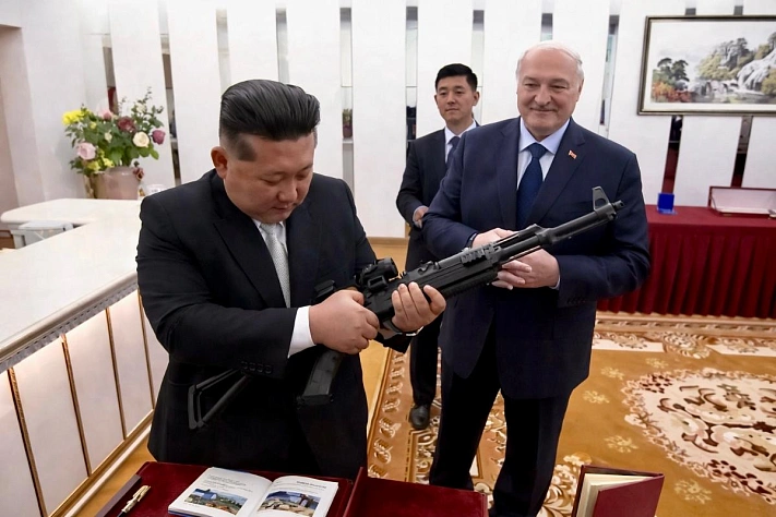 Лукашенко приехал к Киму и вручил ему автомат