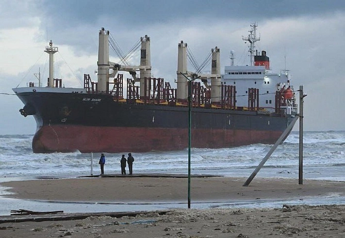 Под Анапой выбросило на мель огромный сухогруз