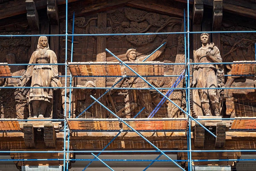 На ВДНХ начали ремонт павильона с деревянными скульптурами