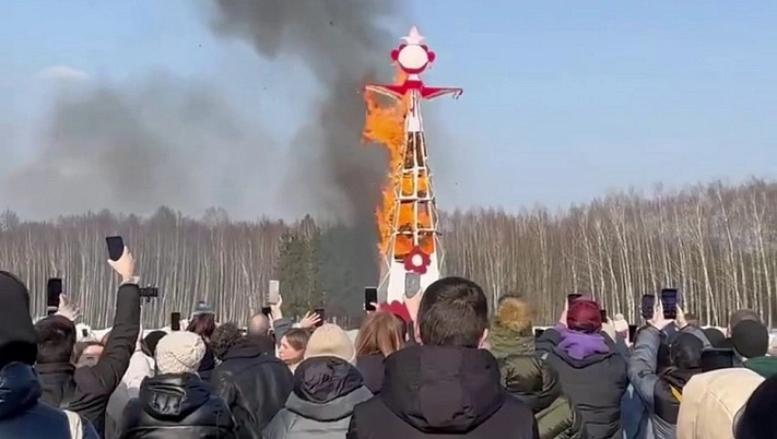 В Подмосковье сожгли самое высокое чучело Масленицы