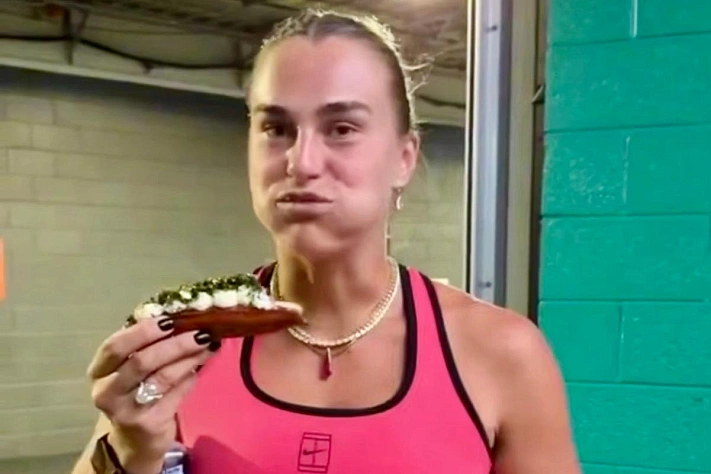 Соболенко попробовала хот-дог за сто долларов и снова показала то самое кольцо