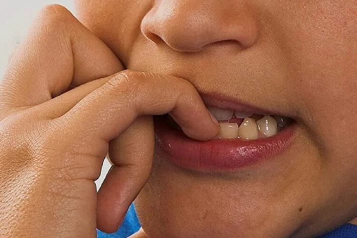 Почему дети грызут ногти?