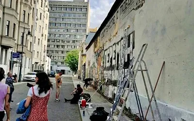 Стену Цоя в Москве закрашивают: конец культа легенды?