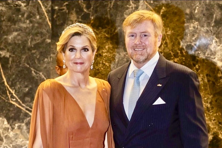 Королева Максима меняет платья в жарком Суринаме