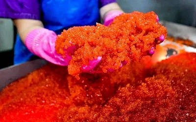 Оптовая цена красной икры снизилась на четверть