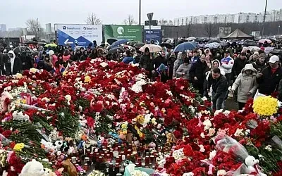 Представители иностранных дипмиссий возложили цветы в память о погибших в «Крокус сити»