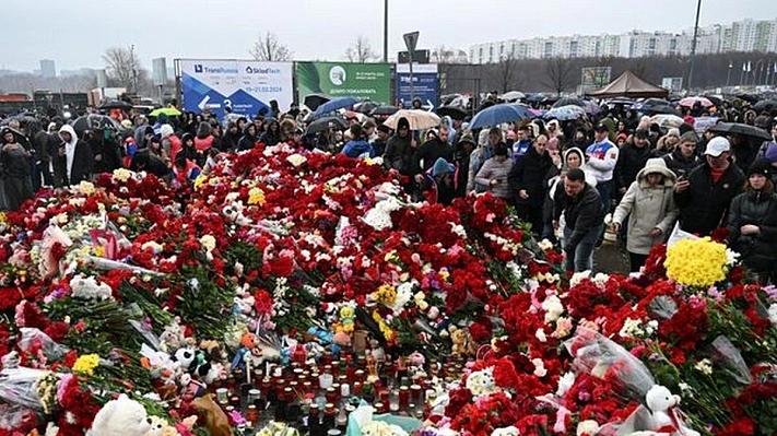 Представители иностранных дипмиссий возложили цветы в память о погибших в «Крокус сити»