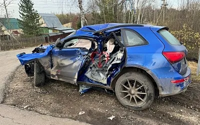 В Подмосковье легковой автомобиль попал под поезд