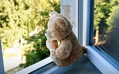 В Таразе мать выбросила двоих детей из окна пятого этажа