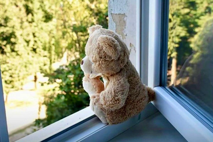 В Таразе мать выбросила двоих детей из окна пятого этажа