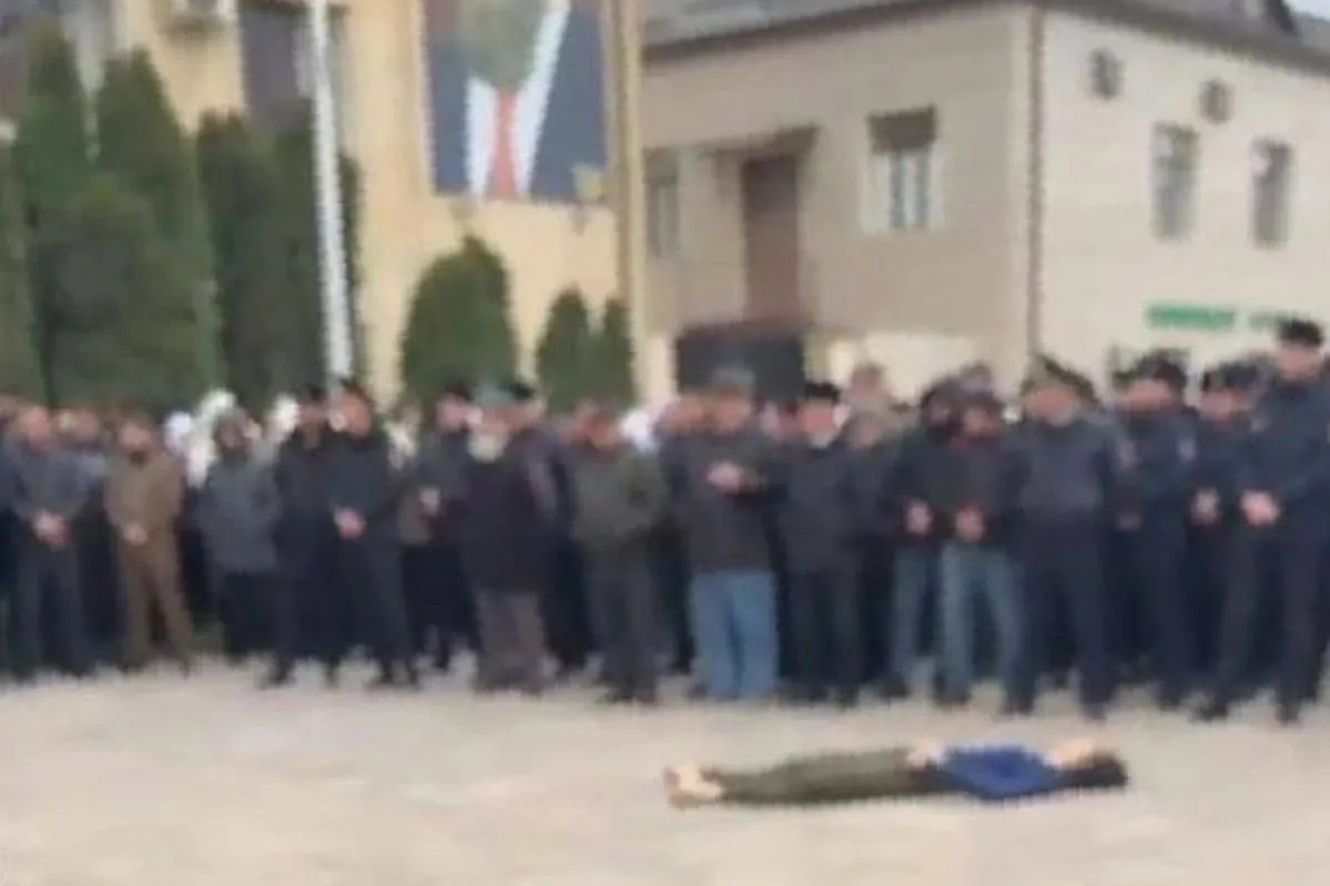 В Чечне убитого подростка-убийцу выставили на площади