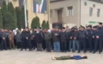 В Чечне убитого подростка-убийцу выставили на площади