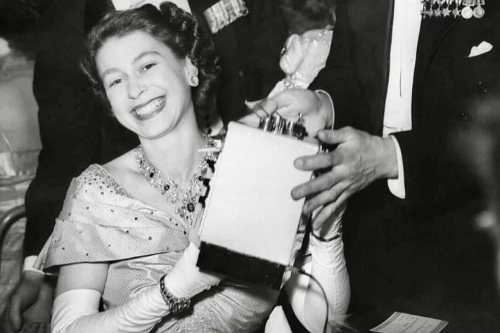 Как принцесса Елизавета блистала на балу цветов в 1950 году