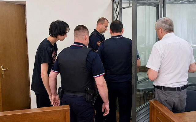 Напавшего на людей в West Mall арестовали